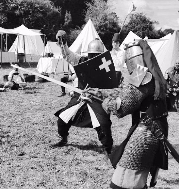 Combats médiévaux en tenue d'époque